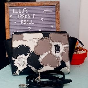 UNIQUELY BEAUTIFUL MICHAEL KORS CROSSBODY WITH FLOWERS!!!